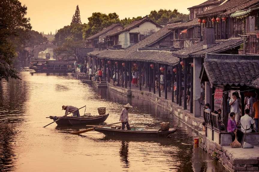 飞跃沙丘的小球